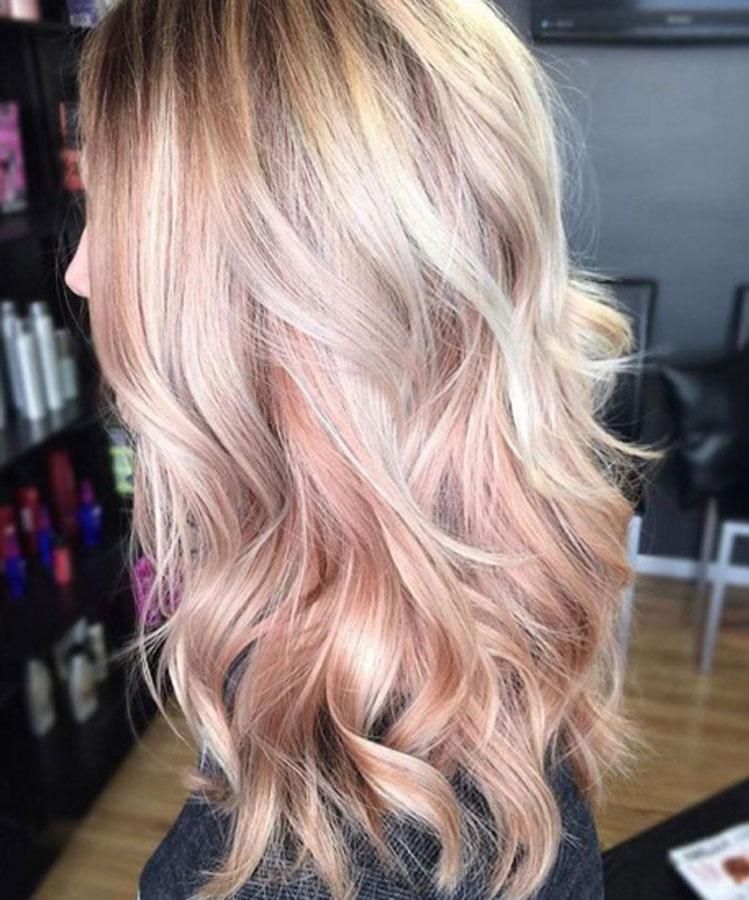 Melena teñida en 'Rose Gold Blonde'