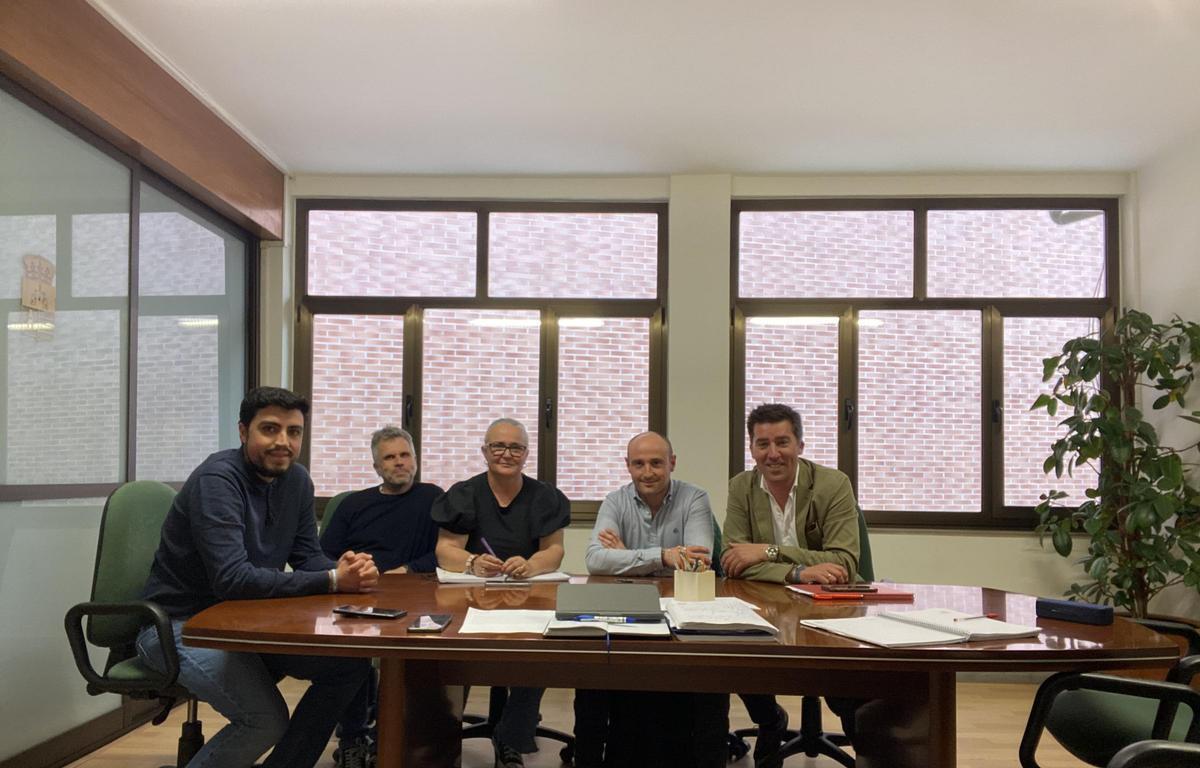 Por la izquierda, Nicolás  Fernández, José Antonio González, Eva María Pérez, Nicolás Rivera y Rubén García, en la reunión
