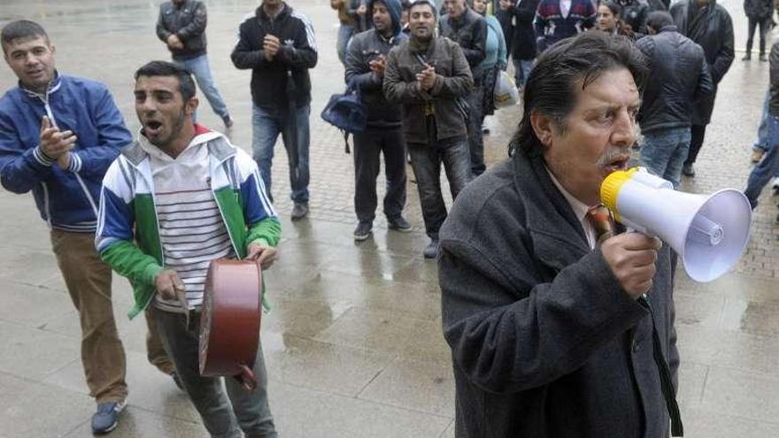 Asistentes a la concentración, ayer, en María Pita. víctor echave