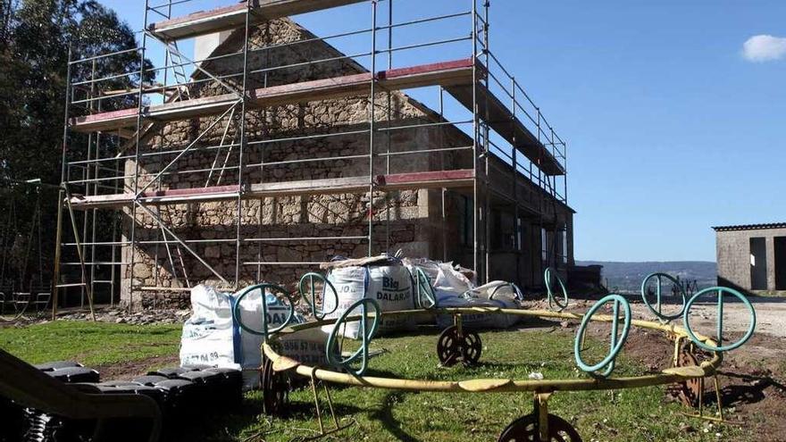 Reforma de una escuela unitaria estradense realizada por un Obradoiro de Emprego. // Bernabé/Luismy