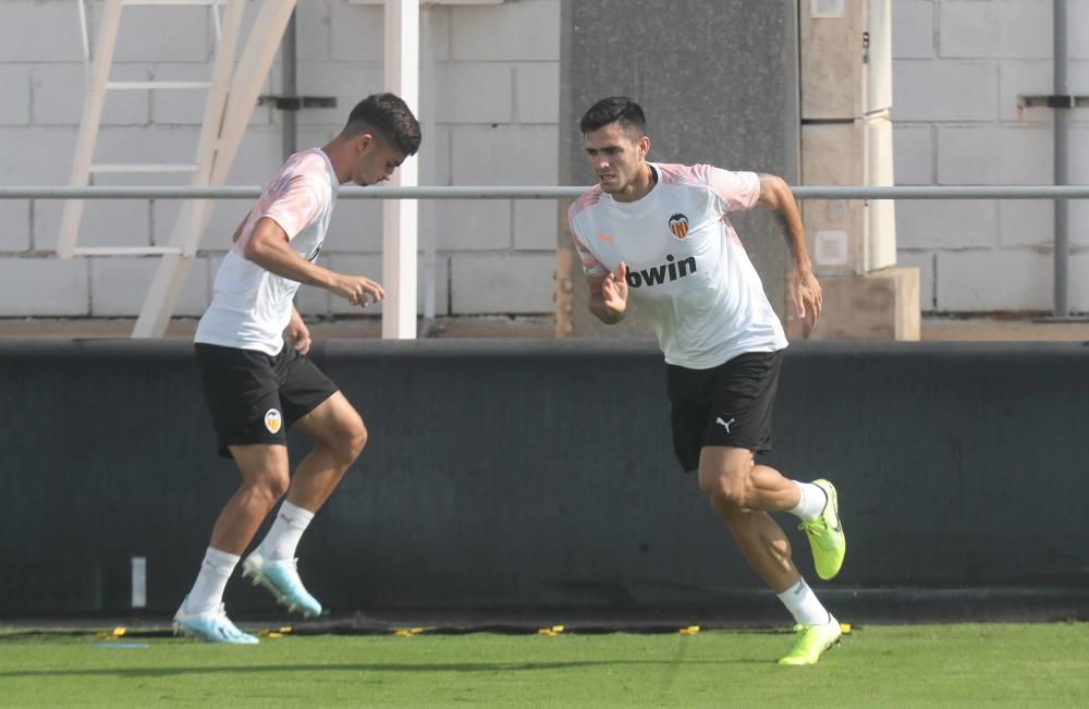 Anil Murthy, atento al entrenamiento del Valencia