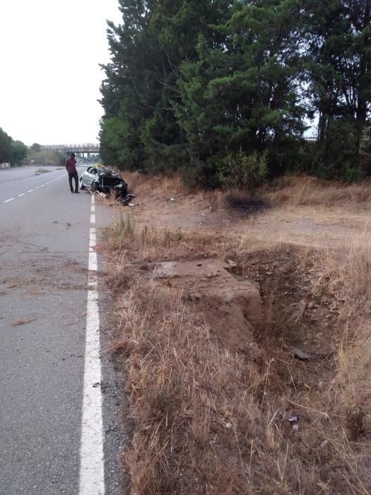 Bolca i destrossa el cotxe en una sortida de via a Viladamat