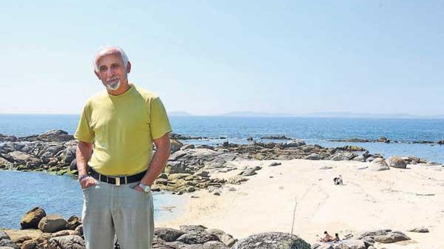 José Manuel Rosas en la playa de Lago, &quot;sin la s al final&quot;, un lugar al que acude con frecuencia y en el que tuvo sus primeras experiencias como marinero.//G.N.