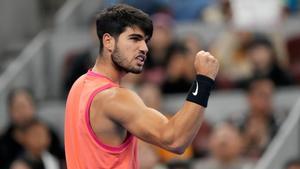 Alcaraz celebra un punto ante Medvedev en la semifinal del ATP 500 Pekín