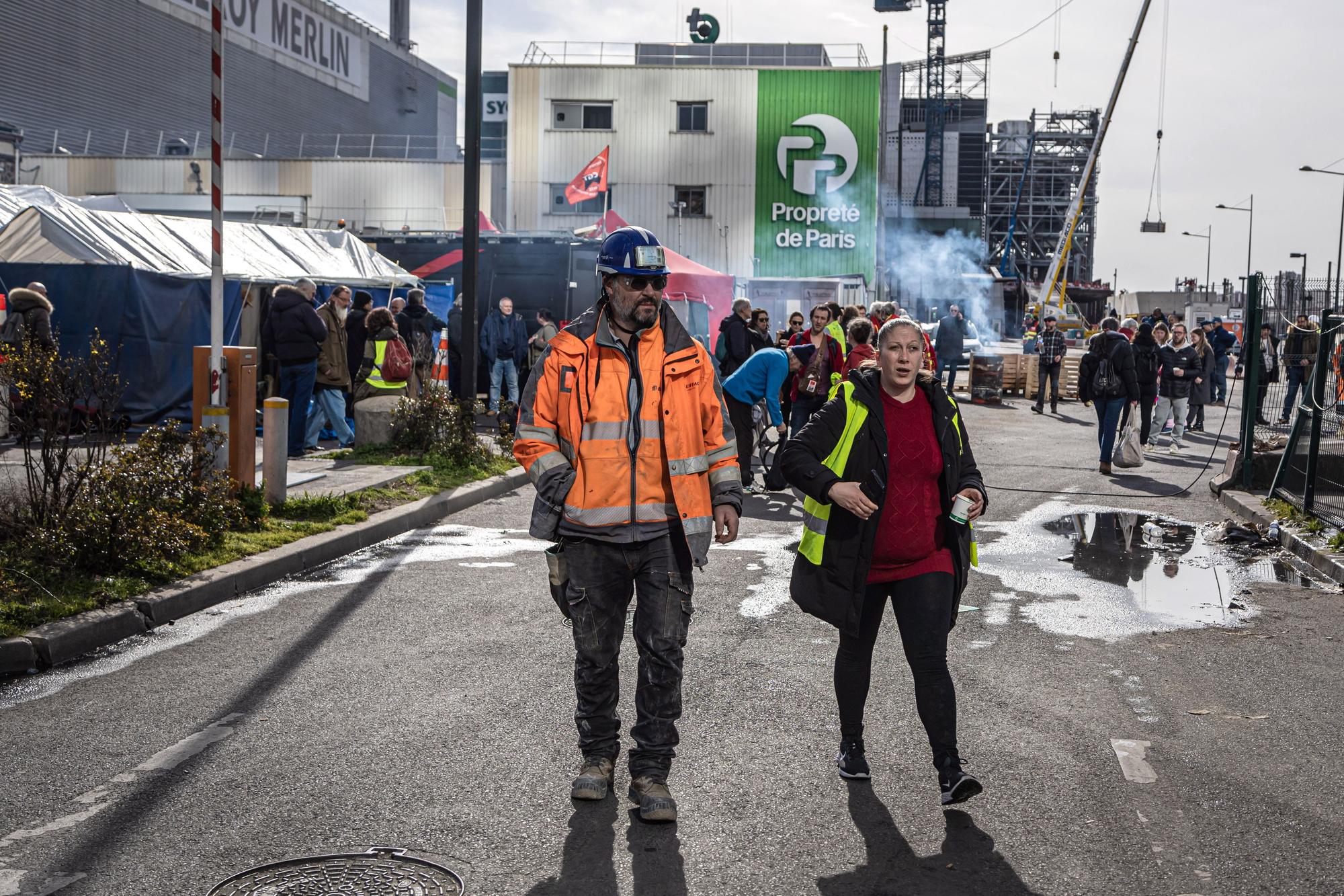 Strike against pension reform blocks waste collection in Paris