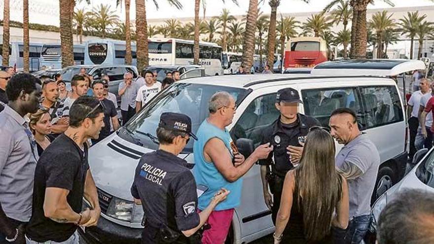 Una jornada de protesta contra taxistas ´pirata´ en el aeropuerto de Palma.