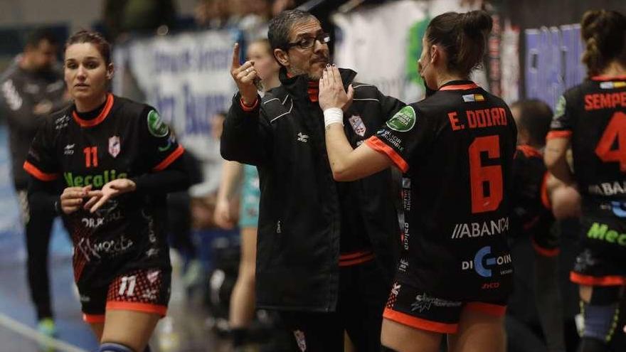 Prades da instrucciones a Doiro, en el partido ante el Zuazo, en A Sangriña. // Ricardo Grobas