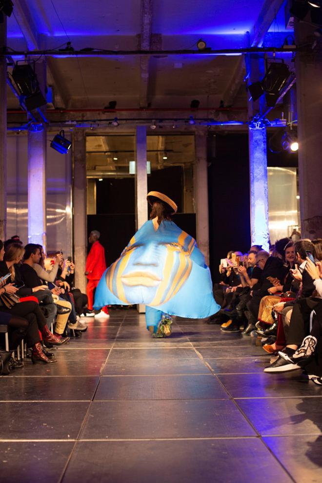 Eduardo Navarrete y su impresionante túnica en la MBMFW