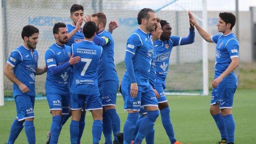 Los jugadores del CD Villaralbo celebran uno de los cuatro goles logrados ayer.