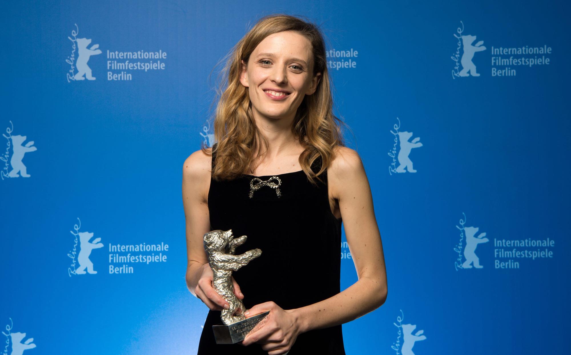 La directora Mia Hansen-Love, cuando ganó en la Berlinale 2016 el Oso de Plata a la mejor dirección por 'L'avénir'