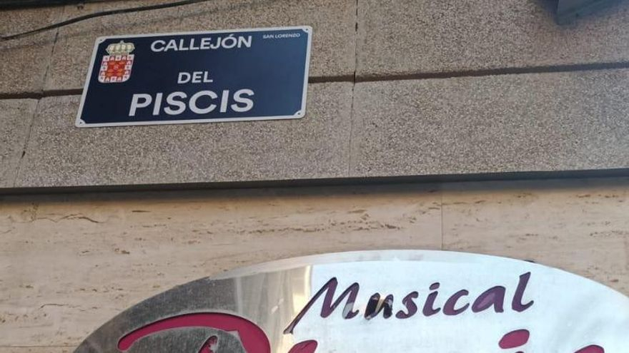 El viento tumba las luces de Murcia.
