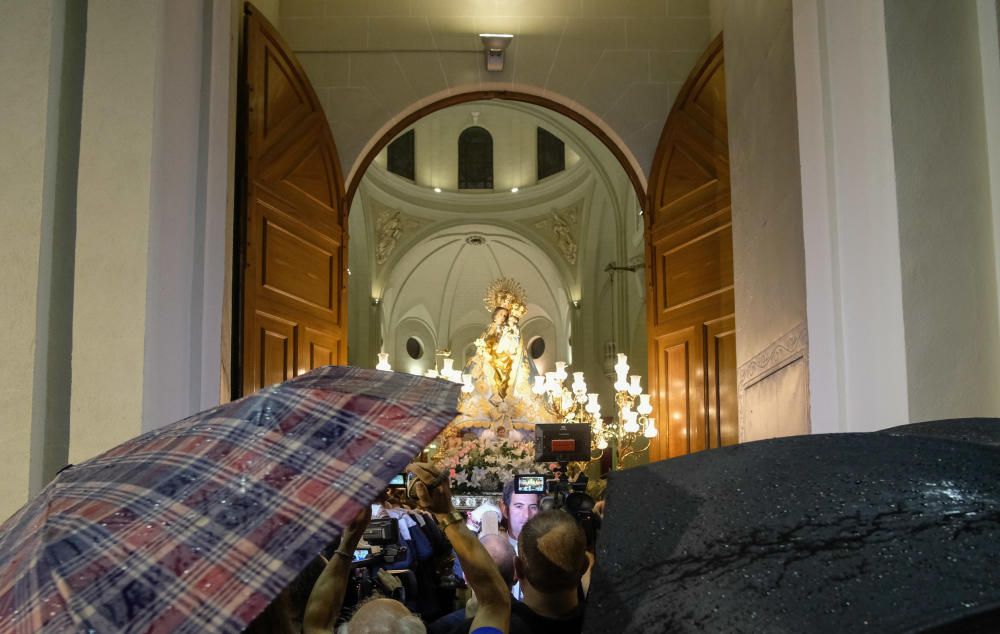 Procesión de las Fiestas Mayores de Elda en honor a la Virgen de la Salud suspendida por la lluvia