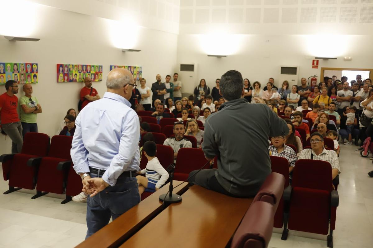 Participantes en la reunión convocada ayer en Novetlé después de la protesta.