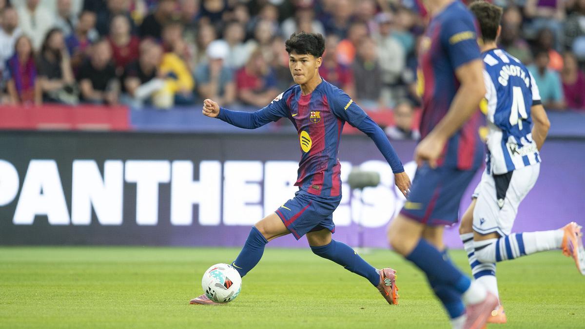 Barcelona. 28.09.2025. Deportes. Dro conduce el balón durante el partido de liga entre el FC Barcelona y la Real Sociedad. Fotografía de Jordi Cotrina