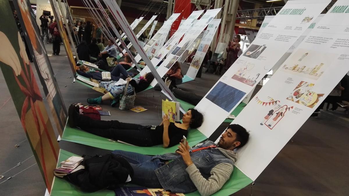 Exposición de libros en catalán en la feria del libro de Bolonia.