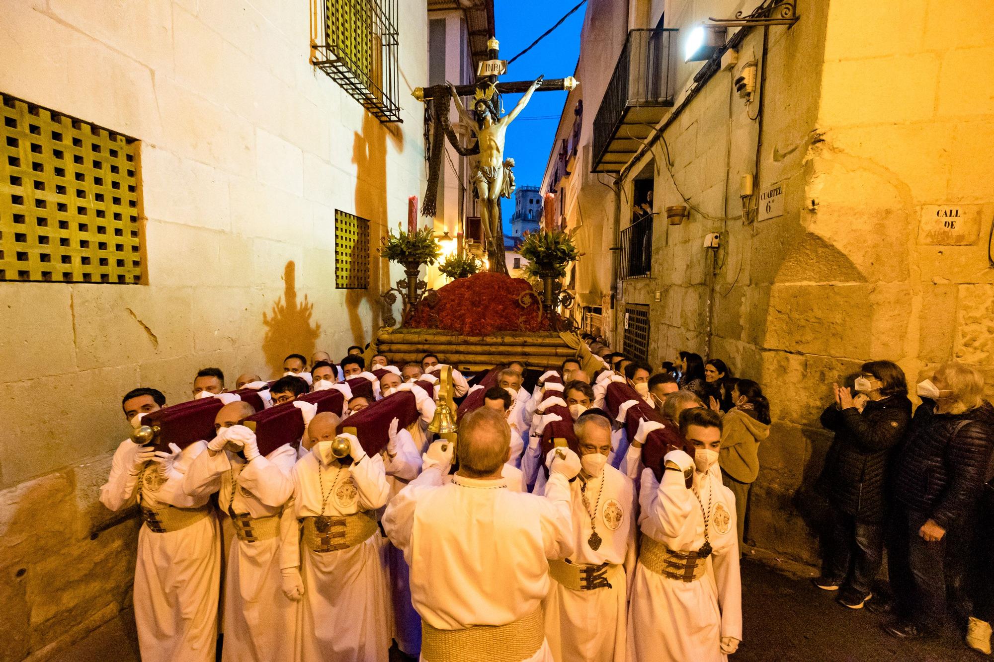 Procesión del Cristo del Mar en Alicante  La hermandad del Santísimo Cristo del Mar, Nuestra Señora de los Dolores Coronada y San Juan de la Palma ha salido a media tarde de su sede en la basílica de Santa María de Alicante.