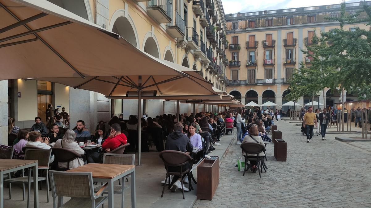 Pla general de la plaça Independència de Girona amb les terrasses plenes de clients aquest dissabte 6 de novembre de 2021