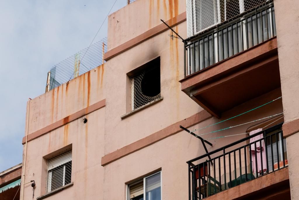 Cinco intoxicados en un incendio de una vivienda en Cáceres