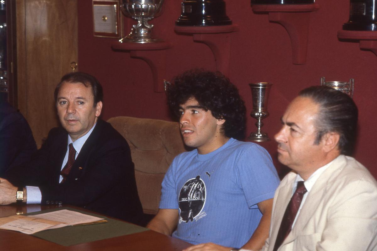 Josep Lluís Núñez y Diego Armando Maradona, el día de la firma del contrato del 'Pelusa' con el Barça