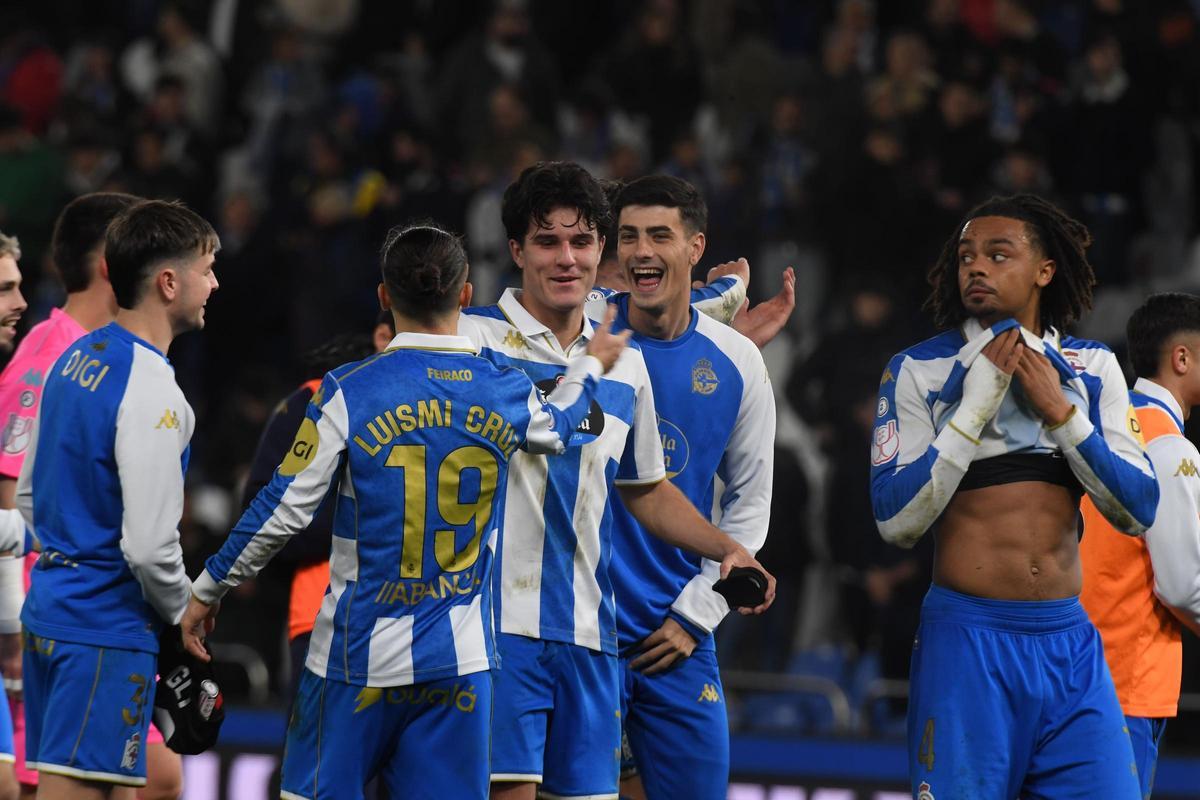 Celebración de los jugadores del Deportivo tras el final ante el Mallorca