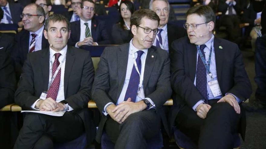 Los presidentes de Galicia, Alberto Núñez Feijóo (centro); el de Canarias, Fernando Clavijo (izq.) y Comunidad Valenciana, Ximo Puig (dcha.), en el foro de turismo Exceltur. // Efe