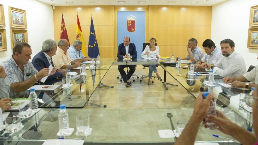 Adela Martínez-Cachá y Pedro Antonio Sánchez junto a los representantes del sector agrario en la reunión de esta mañana