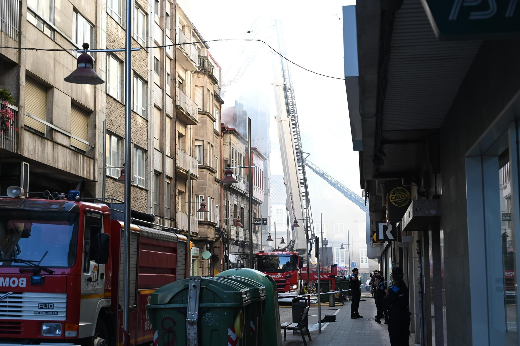 Dieciocho desalojados por el incendio de un edificio en el centro de Pontevedra