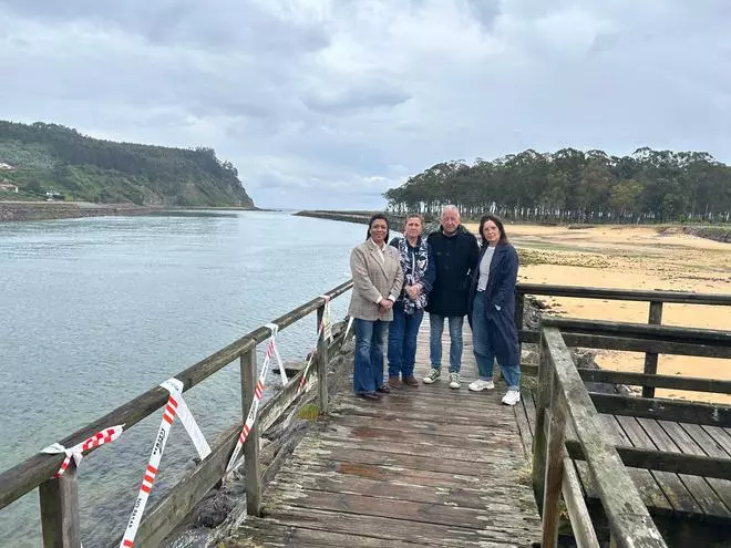 El PP denuncia el abandono de la senda del parque playa de Rodiles, en imágenes