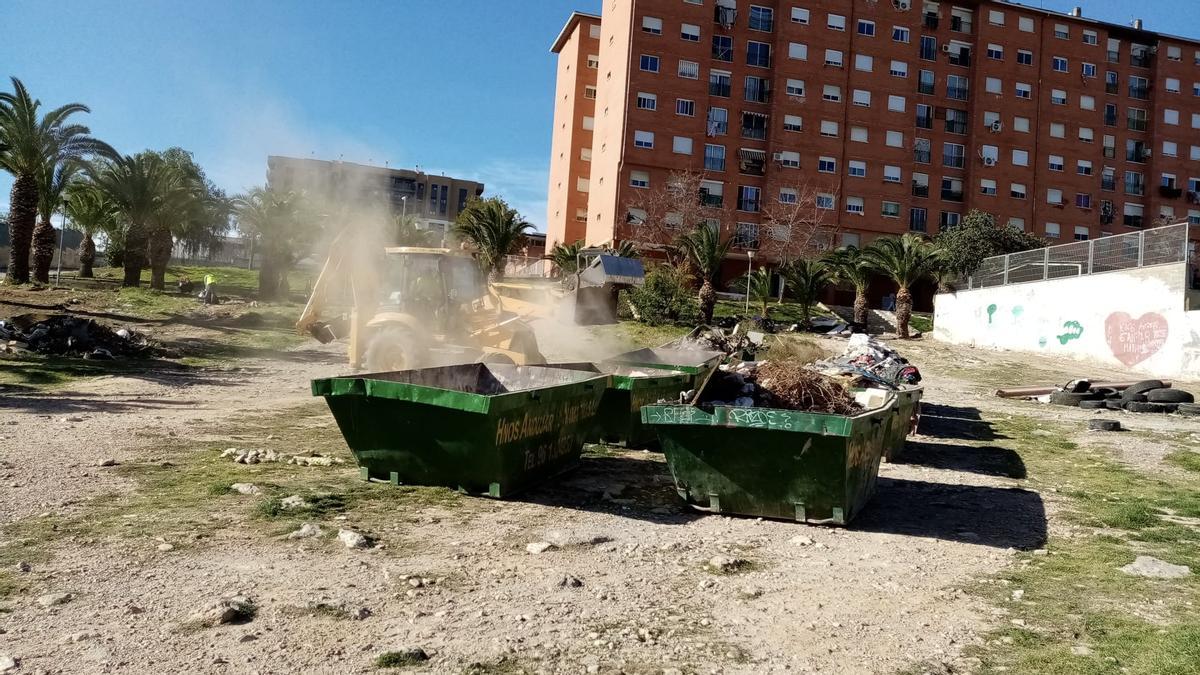 Trabajos de retirada de residuos en la Coma