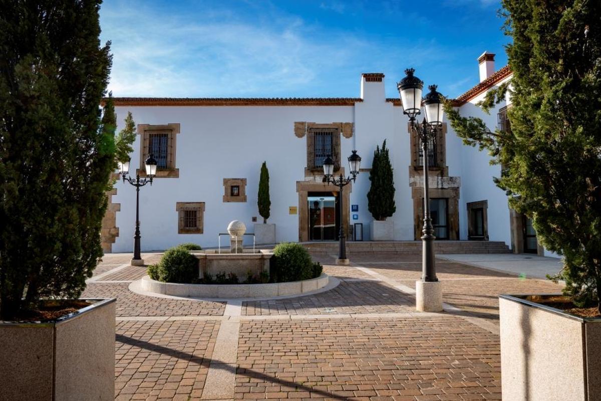 Una de las fachadas del edificio de los Arenales.