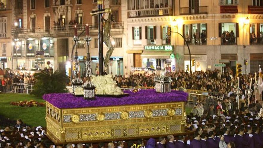 El Cristo de la Expiración en la rotonda de Larios.