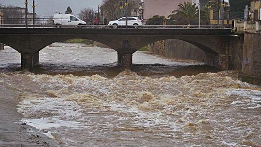 El Daró, el Ter i la Tordera creixen espectacularment i a Hostalric desallotgen 40 veïns