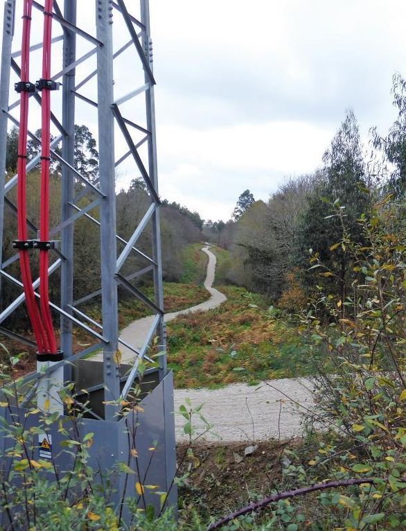 Torreta eléctrica desde la que se soterró el tendido aéreo, y al fondo uno de los senderos. | // I.R.