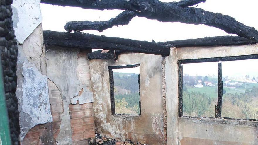 Un devastador fuego reduce una vivienda de Tineo a escombros de madrugada