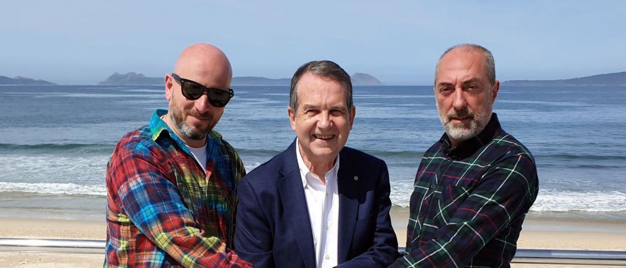 Carlos Domínguez “Pity”, Abel Caballero y Joako Ezpeleta, ayer en Samil. |   // M.G. BREA