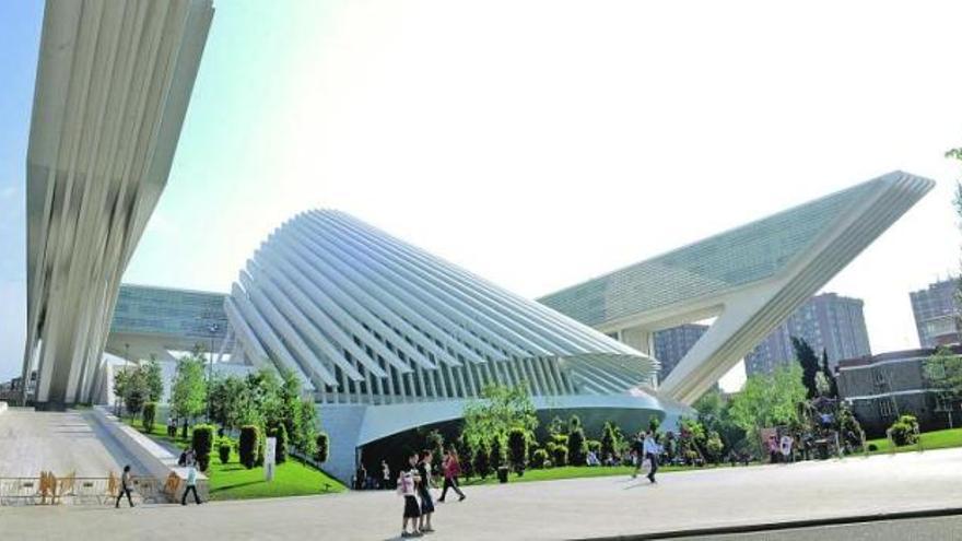 El Palacio de Congresos de Santiago Calatrava con su visera inmóvil.
