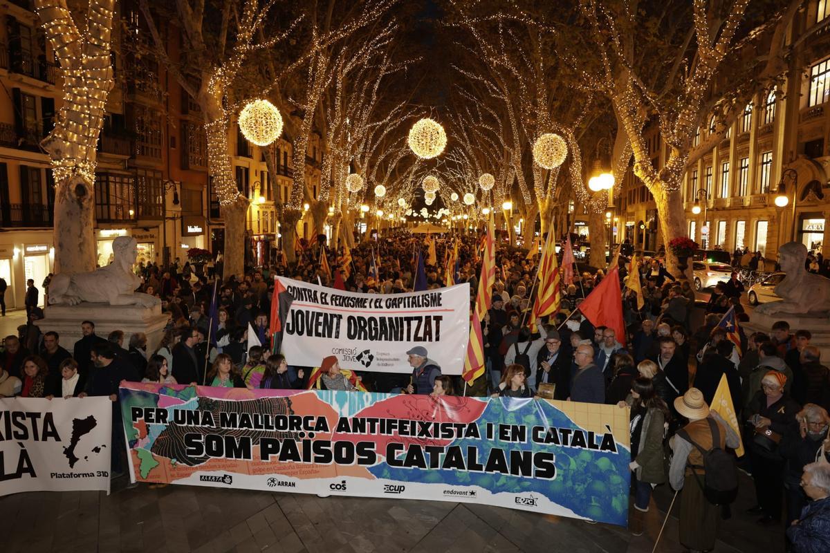 Más de un millar de personas marchan por el centro de Palma para reivindicar una Mallorca antifascista y en catalán