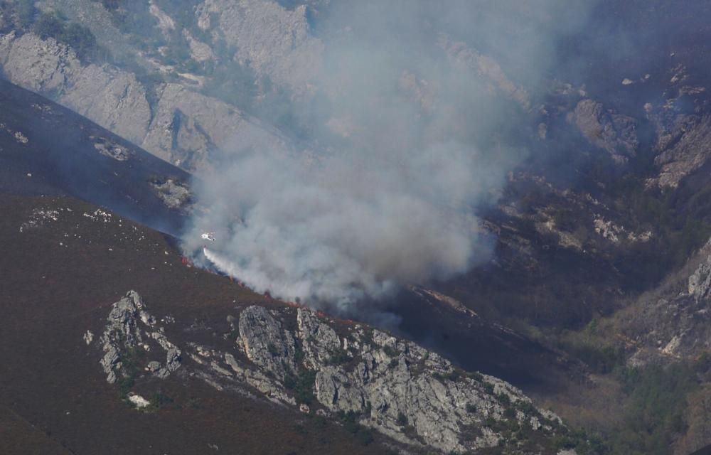 Incendio forestal en Ibias, visto desde Torga.