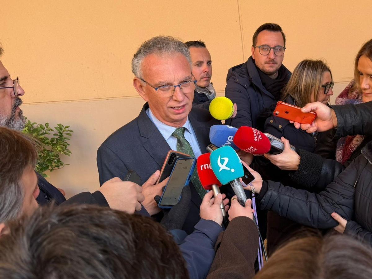 El delegado del Gobierno en Extremadura, José Luis Quintana, atiende a los medios.