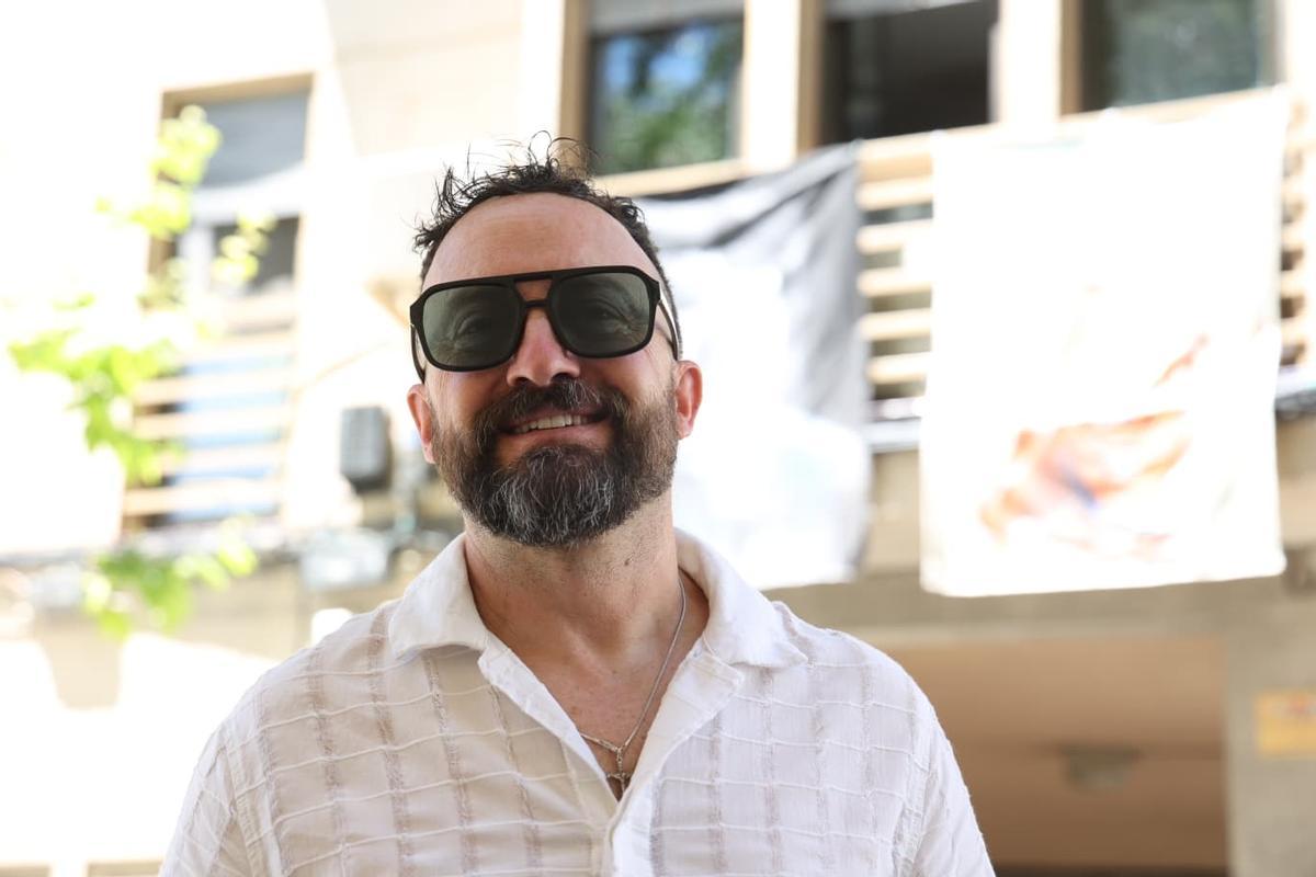 Alejandro Torres, mención de la Real Orden de la Dama de Elche, en una de las calles decoradas.