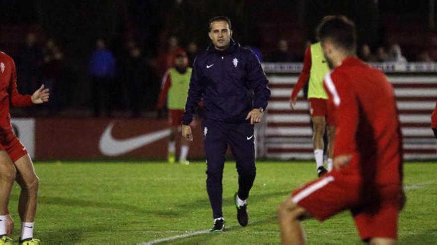 Rubén Baraja, durante un entrenamiento con el Sporting