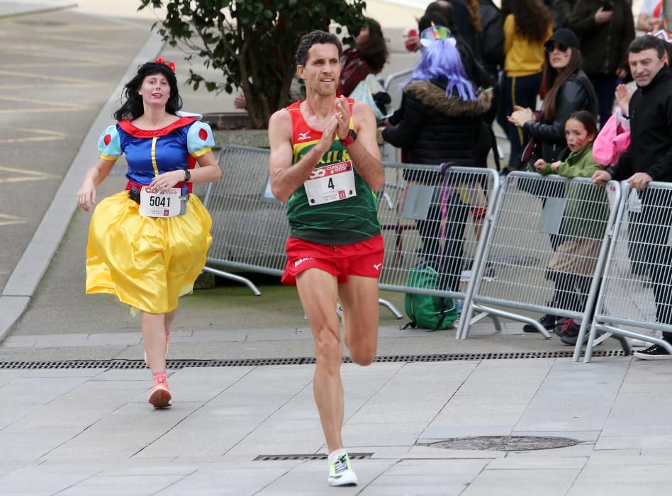 Los corredores Nuno Costa y Ester Navarrete vencen en la V Carrera Popular do Entroido, en la que medio millar de personas sudaron dentro de sus disfraces.