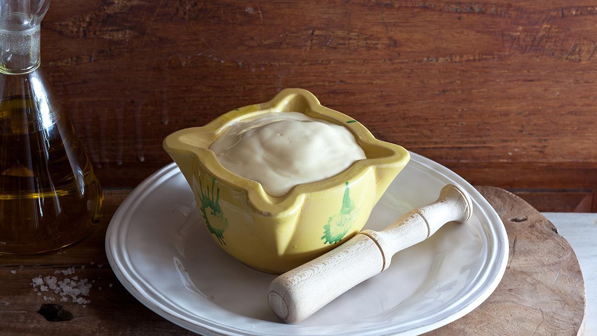 La mahonesa, vinculada a Maó, es uno de los grandes iconos gastronómicos nacidos en Menorca.