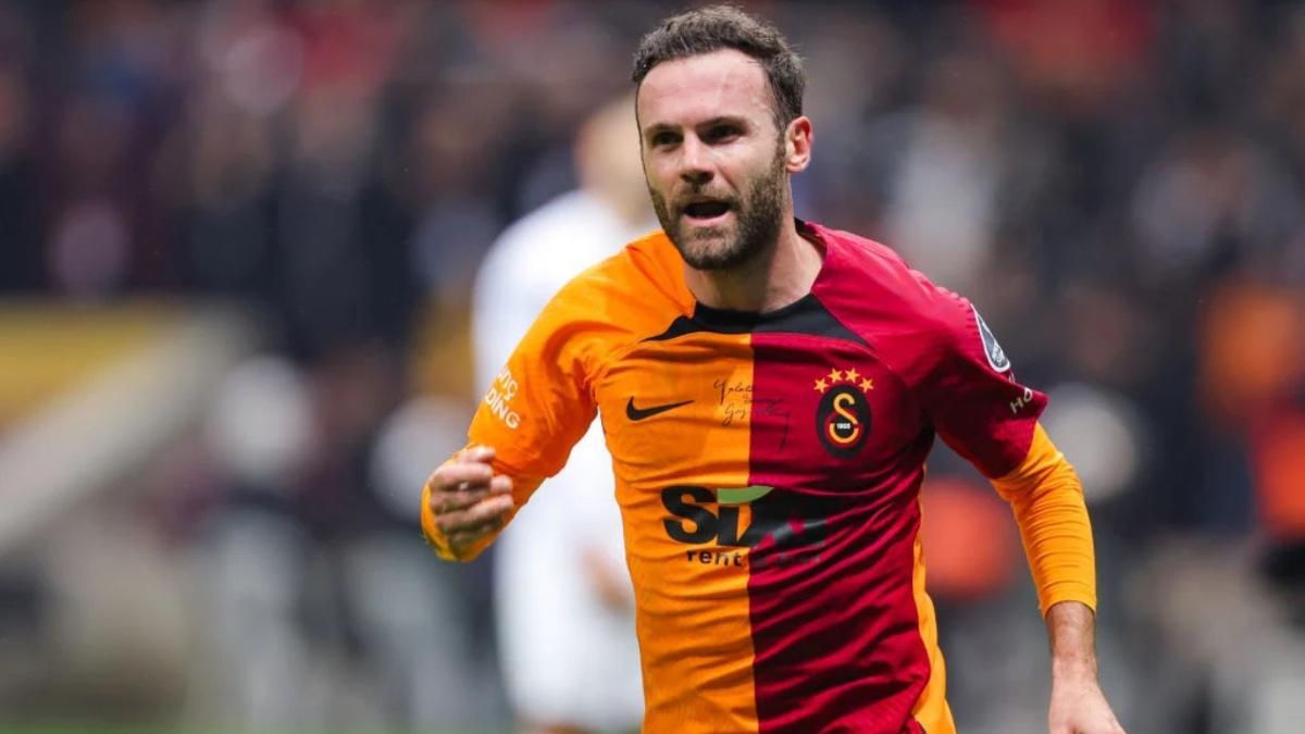 Mata con la camiseta del Galatasaray