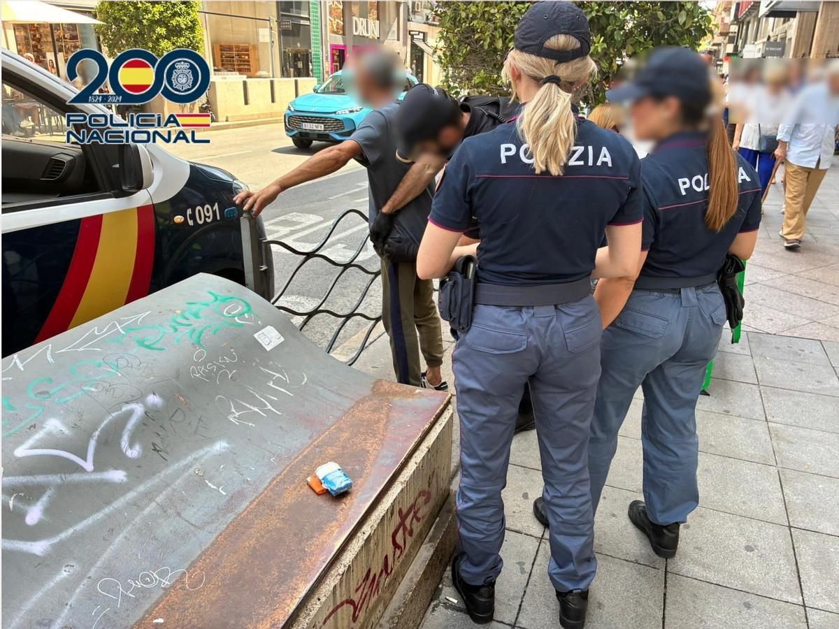 Las agentes de Italia, de servicio con la Policía Nacional en Alicante.