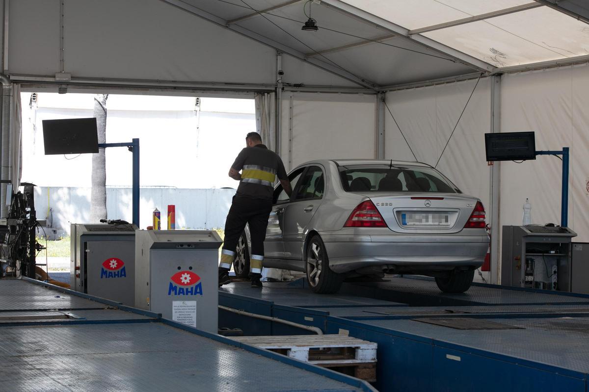 Un vehículo pasa la ITV en el Recinto Ferial de Ibiza.