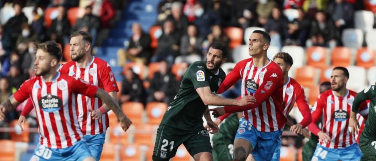 Varios defensas del Lugo, en su último partido en casa frente al Leganés.  | | E.D.