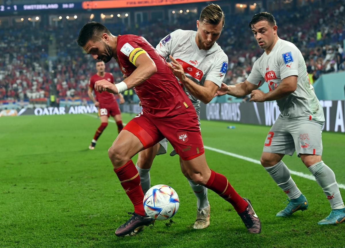 Doha (Qatar), 02/12/2022.- Dusan Tadic (L) of Serbia in action against Xherdan Shaqiri (R) of Switzerland during the FIFA World Cup 2022 group G soccer match between Serbia and Switzerland at Stadium 947 in Doha, Qatar, 02 December 2022. (Mundial de Fútbol, Suiza, Estados Unidos, Catar) EFE/EPA/Georgi Licovski