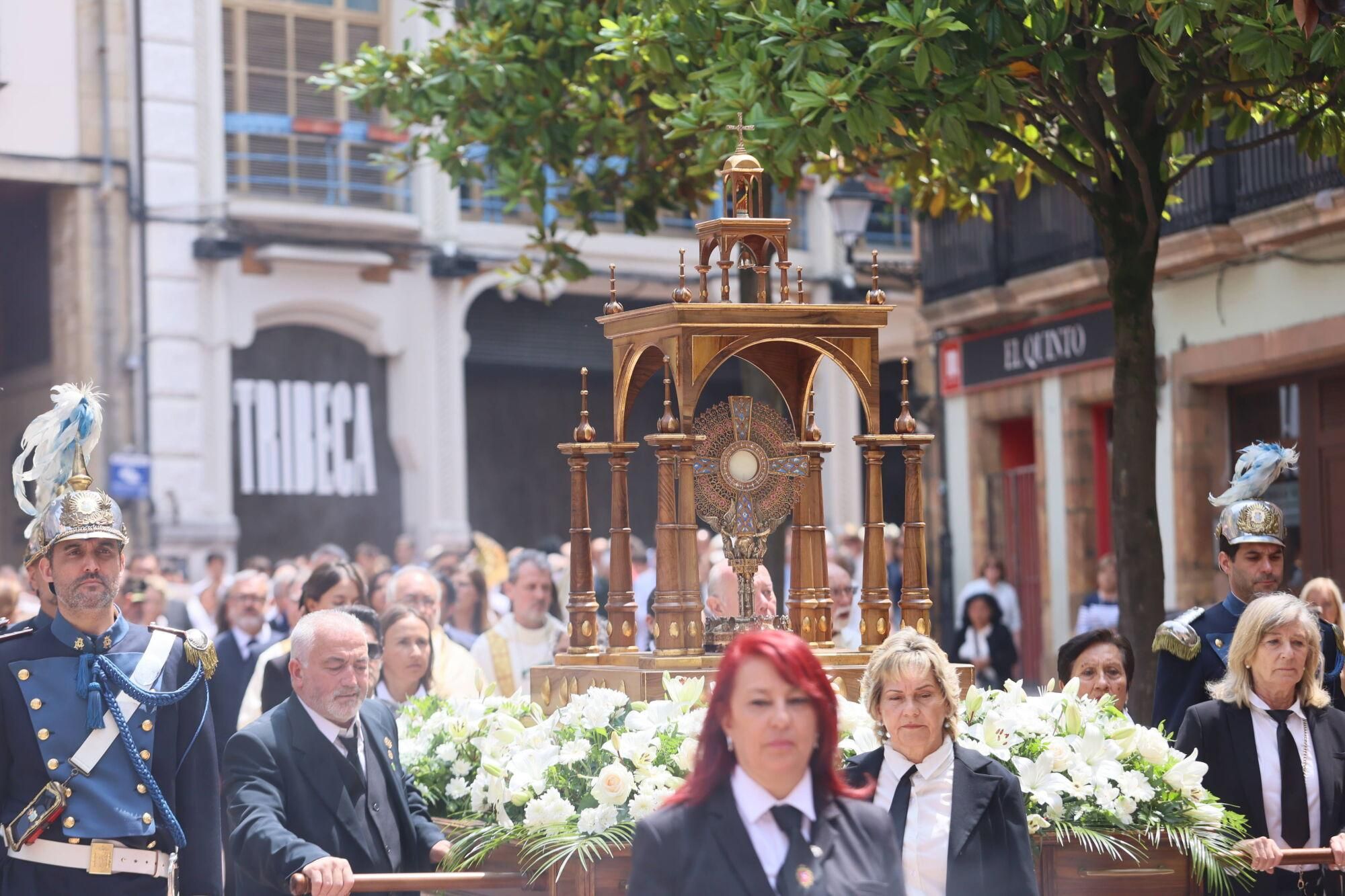Así fue la misa del Corpus Christi en la catedral de Oviedo.