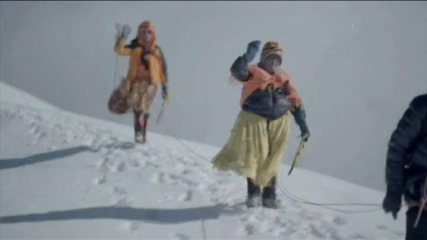 Las Cholitas escalan el Illimani, su tercera montaña de 6.000 metros